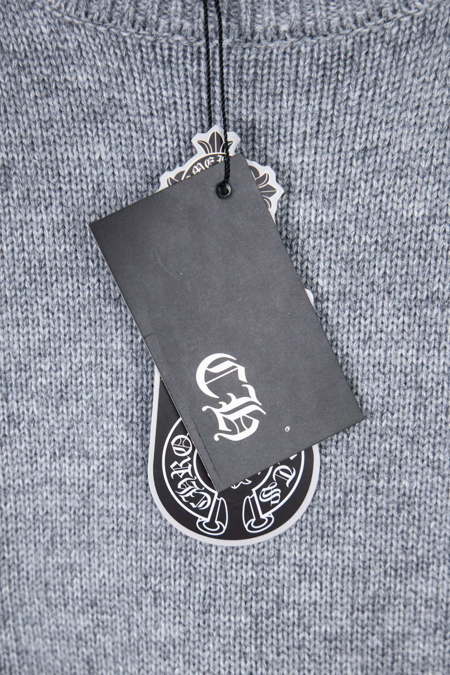 P250 Chrome Hearts CH Chrome Hearts Patch Cross Hole Knitted Sweater Pullover. The popular style is the same for men and women. It is matched with black and white. It looks good in real life. It looks good on the upper body. It looks good in daily wear. It is even more photogenic. It’s hard not to buy it. Buy it for me!!! Believe me, no one can refuse such a machine-length Chrome Hearts jacket. It has expanded the version based on the old version. The upper body is loose and stylish. The casual design of the hem is expanded to make fat people slim down to the extreme. Slim people are limited to high-end and high-end. 10,000 yuan ZP printing. 1:1 perfect restoration. Looks good when worn alone. Both men and women can control it easily. If you care more about quality, you must also respect the price. It is completely different from the thin see-through bottoms that pill when worn. If the style makes you shine at a glance, then quality is what you should pay more attention to. Compared with price, what we focus on is quality. Customers who have received my products know all about it. ️️️ Sweaters on the market are generally made of bract yarn. We use modal. Compared with core-spun yarn, the advantages are very intuitive: high cost, high price, high density, relatively expensive for developers, allowing us to make a lot less money. In addition, the upper body is delicate, anti-pilling, and high-end. We are conscientious sellers. Quality determines the upper body effect. No matter how bad the quality, the best style is still the temperament of the urban-rural fringe. We only do long-term business. Quality determines character. Take it back and wear it with confidence and wash it. The quality of the pattern will definitely make your eyes shine. We only make the right version of high quality. We make high-end hard goods. Reject junk goods and reject fast food. Conscientious quality and conscientious price. You deserve it!  Color: Black White Gray Red Size: S M L